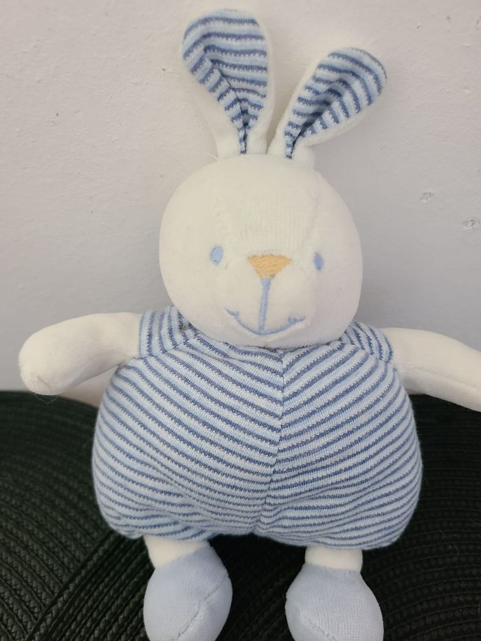 Peluche lapin rayé bleu et blanc