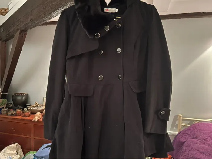 Manteau noir avec Fausse fourrure au cou. - photo numéro 3