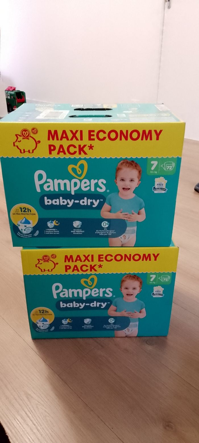 Deux boîtes de couches Pampers taille 7