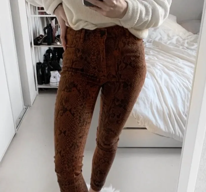 Pantalon camel / marron motif animal - photo numéro 4
