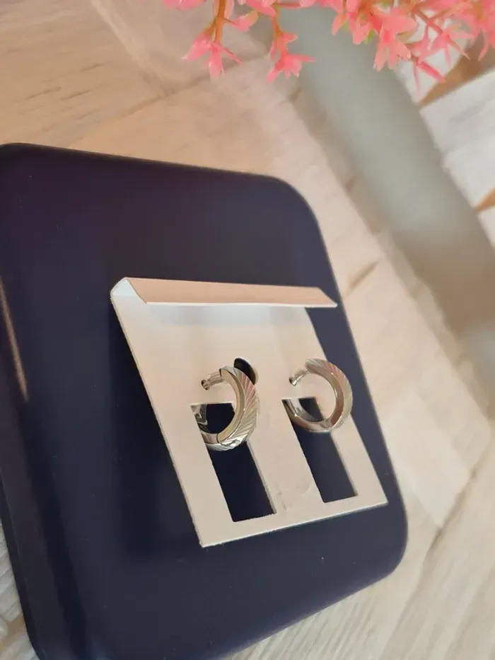 💕Jolie Boucles d'oreilles créoles femme Fossil  - Design chevrons argenté 💕 - photo numéro 5