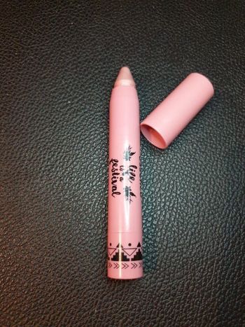 Crayon ombre à paupières Essence Life is a festival introuvable