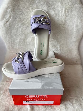 Sandales, claquettes parme et blanches pointure 37