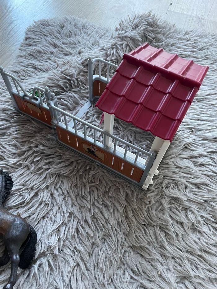 Box avec cheval Schleich - photo numéro 4