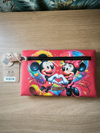 Magnifique pochette avant Cabaia 😍
Customisée motif Mickey et Minnie avec coeur