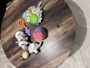 Lot de plusieurs jouets d’éveil pour bébé en bon état, parfait pour stimuler la curiosité, la motricité et les sens des tout-petits.