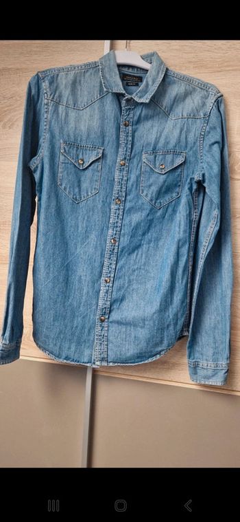 Chemise en jean.