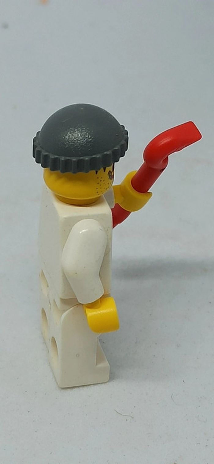 Homme prisonnier avec habits barrés et accessoire lego - photo numéro 2