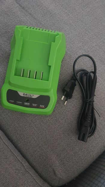 Chargeur compatible batterie 24v greenworks neuf