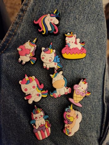 Lot de 9  pins au choix