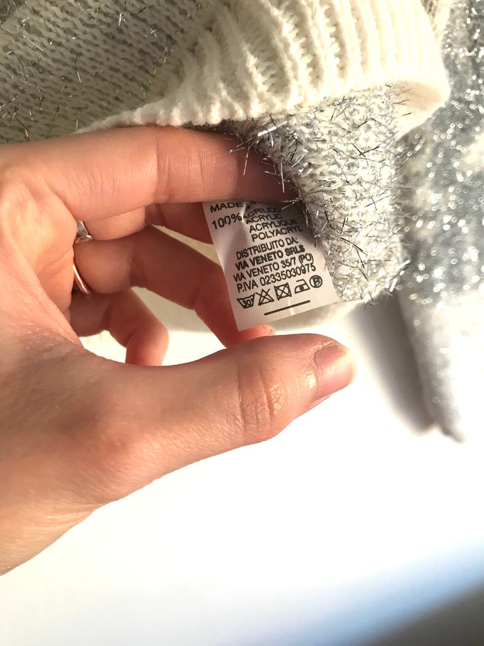 Pull court taille 36/38 à fils métallisés argentés et à motifs flocons de neige neuf jamais porté - photo numéro 6