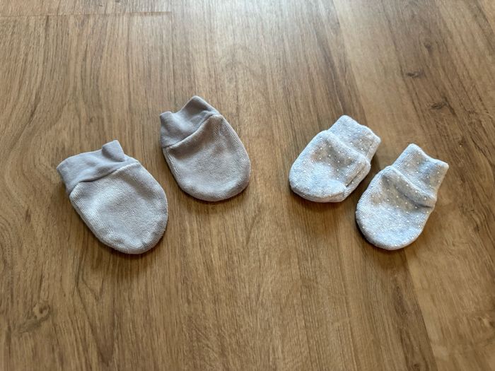Lot de 2 paires de gants moufles sans marque taille naissance bébé très bon état - photo numéro 2