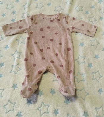 Pyjama bébé 1 mois Kiabi violet motif pommes – Neuf sans étiquette 