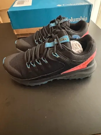 Chaussures de randonnées imperméables Columbia Trailstorm Femme noir souci éclatant taille 36 neuf
