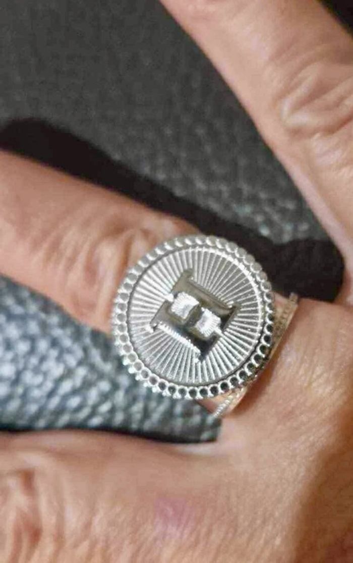 Bague épaisse large réglable médaille graver H acier inoxydable argent - photo numéro 2