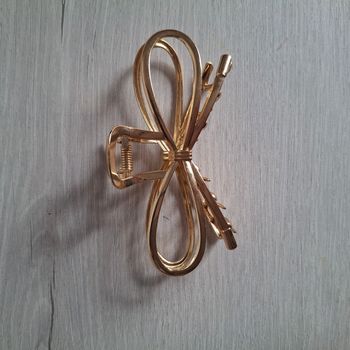 Pince à cheveux dorée en forme de nœud – Style élégant & minimaliste