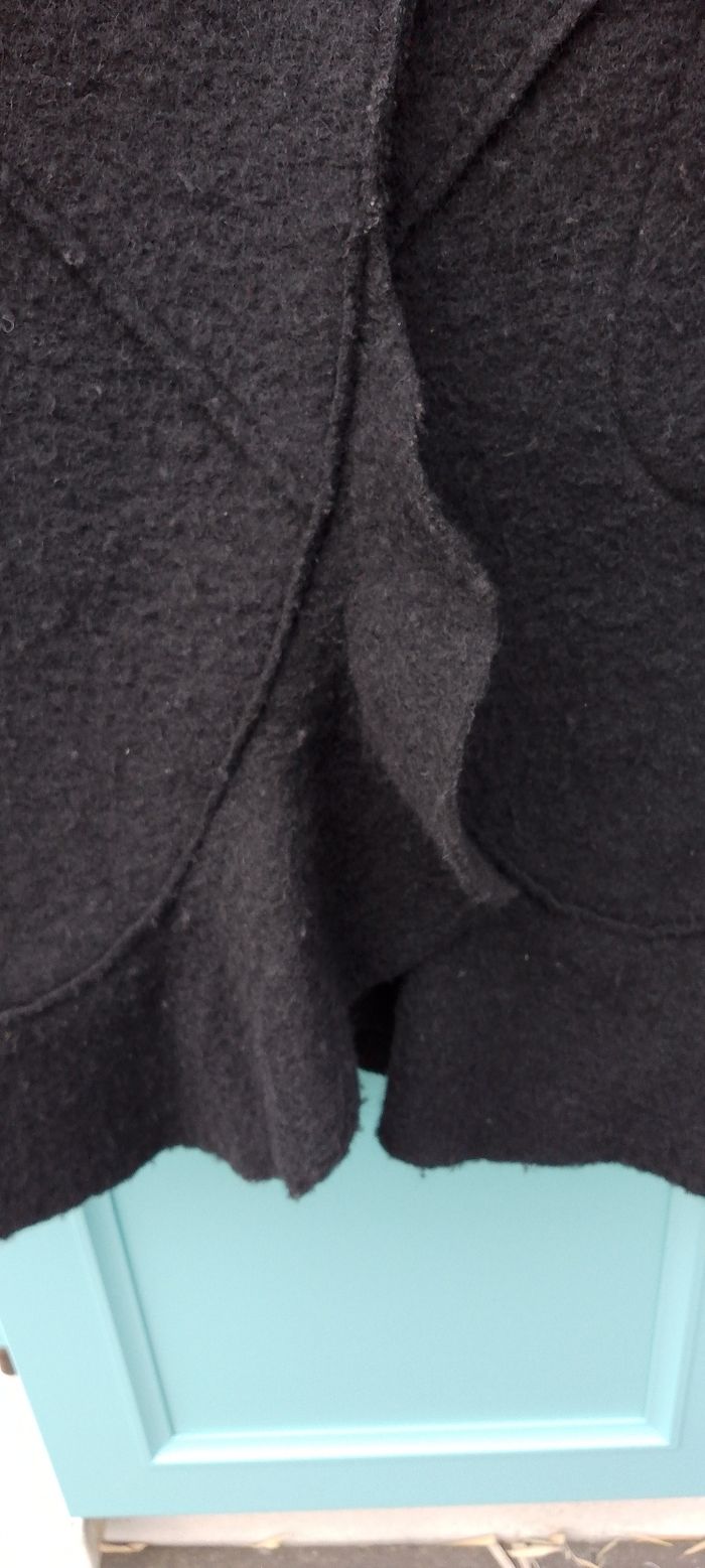 Joli manteau exxe paris en lainage. Avec des volants au col et en bas . Poches  . Bien chaud .3 boutons devant. 70 % de laine taille 40 - photo numéro 7