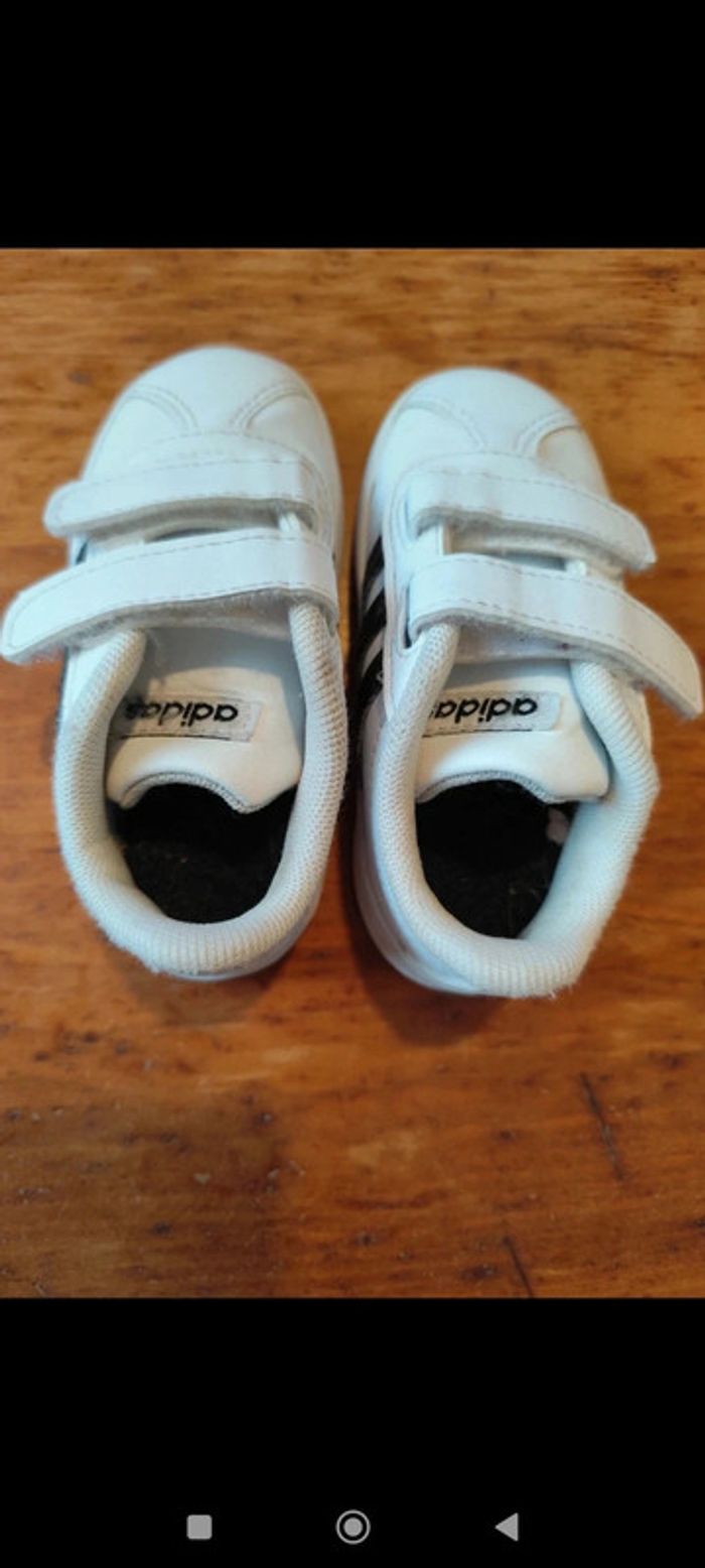 Basket blanche Adidas à bandes noires taille 21 - photo numéro 5