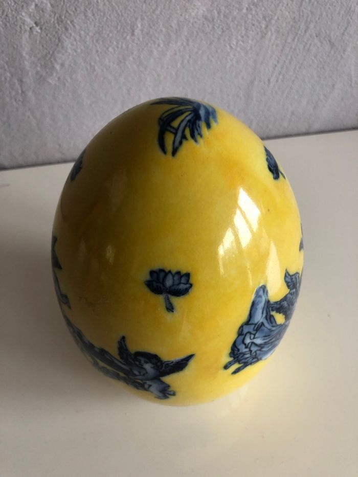 Œuf céramique , porcelaine de 17 cms de hauteur , motifs angelots - photo numéro 2