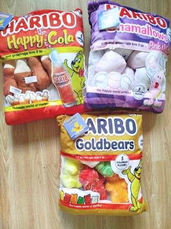 1 coussin "au choix" Haribo contenant des mini peluches 