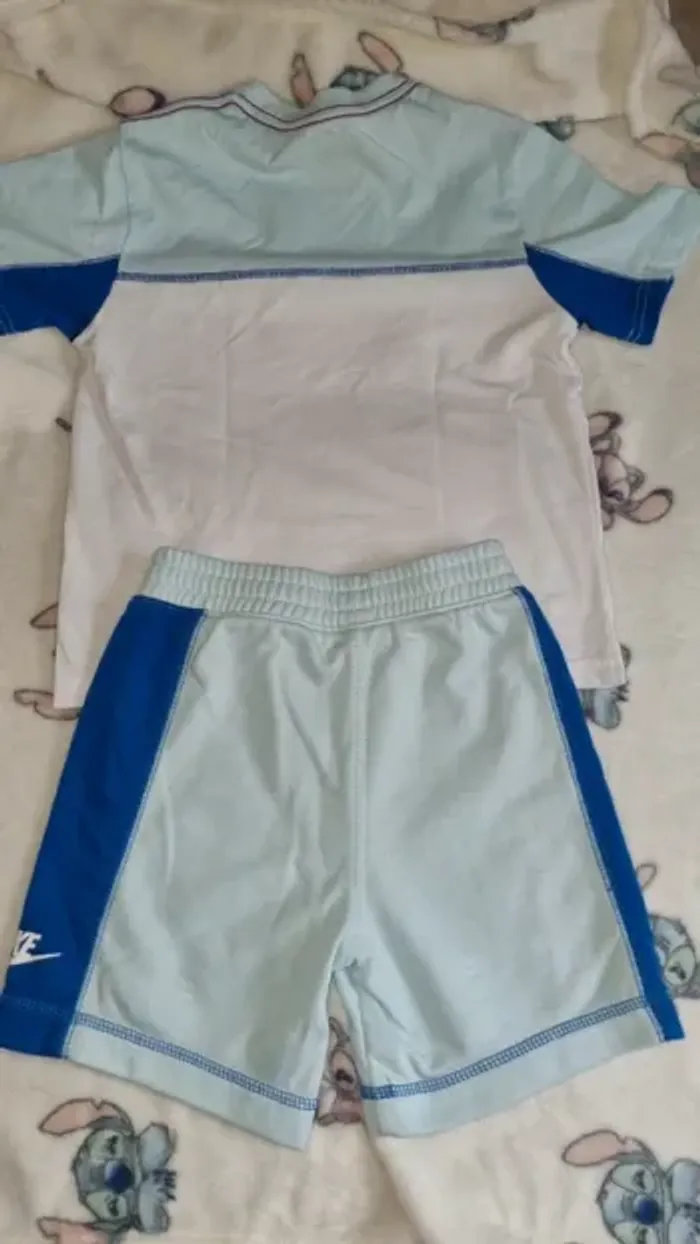 Ensemble nike 5/6 ans en très bon état - photo numéro 2