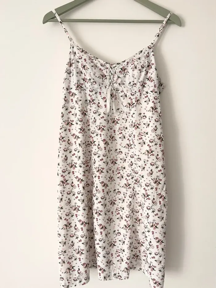 Très jolie robe blanche fleurie en coton forme nuisette taille 38