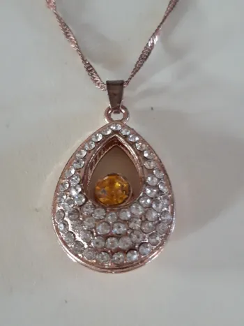 Joli pendentif forme goutte avec strass
