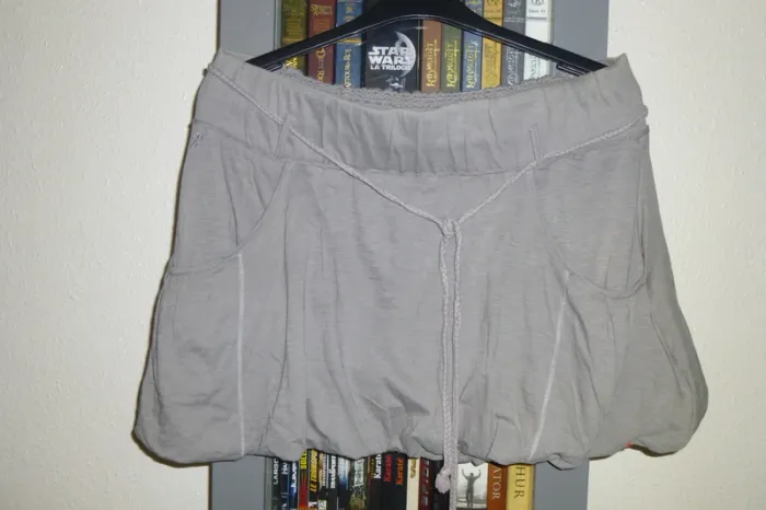 mini jupe ESPRIT forme boule taille 42 taille grand 46/48