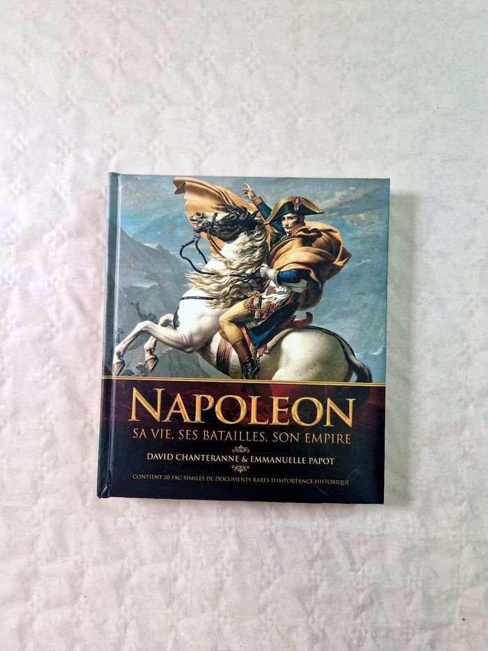 Livre , Napoléon  , Sa vie , son empire , ses batailles  , contient 20 documents rare