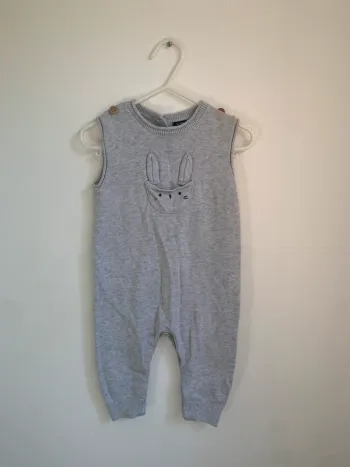 Combinaison sans manches grise motif lapin Kiabi – 12 mois