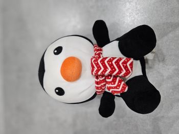 Peluche pingouin avec écharpe