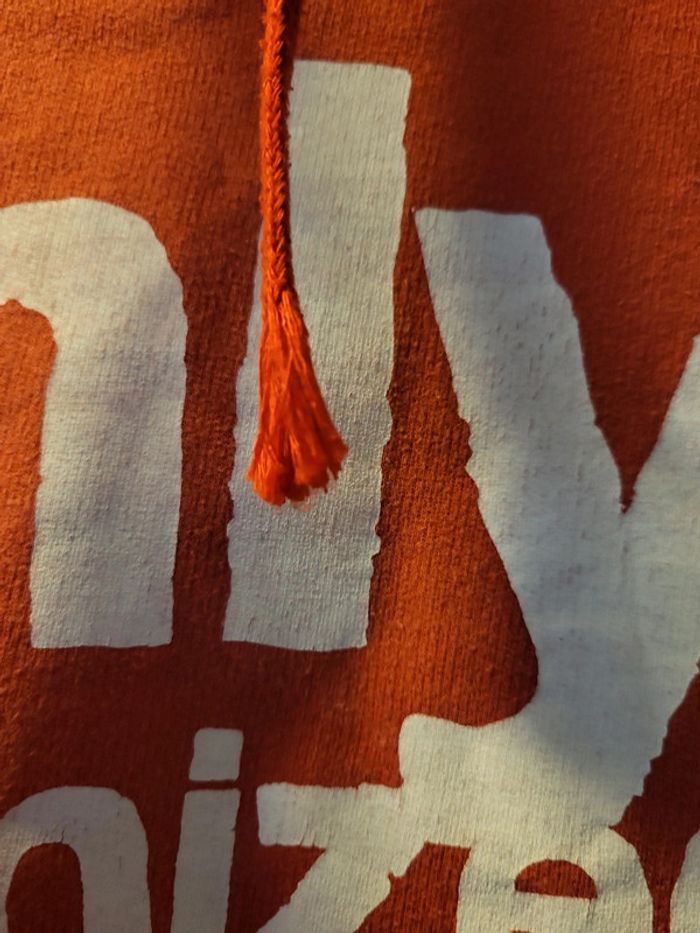 Pull rouge à capuche - photo numéro 4