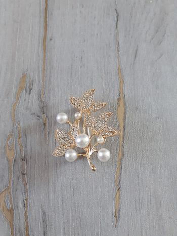 Broche neuve