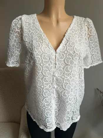 Blouse blanche et dentelle