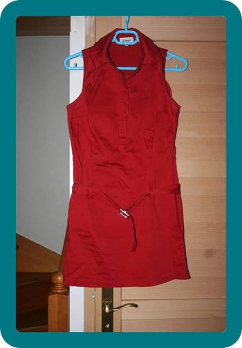 Tunique rouge ceinturée