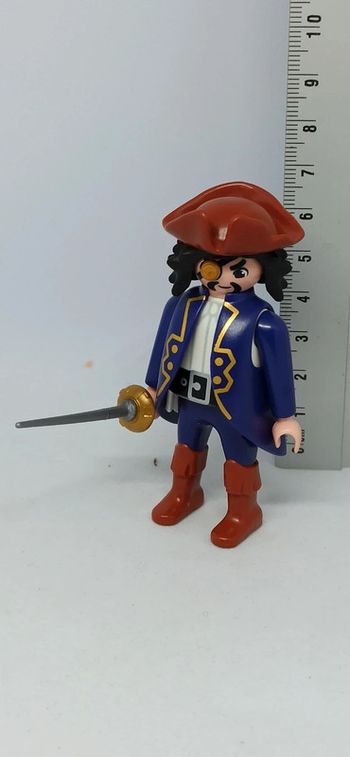 Homme pirate super 4 avec haut violet et épée playmobil