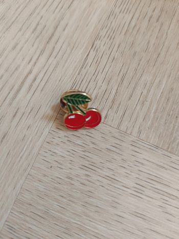 Pin's cerise