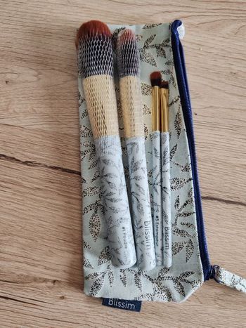 Ensemble Pinceaux à maquillage teint et yeux + trousse