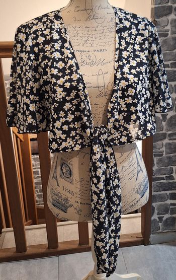 Boléro court avec pans à nouer noir à fleurs blanches