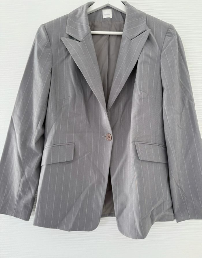 Veste de tailleur grise à rayures blanches classe élégante