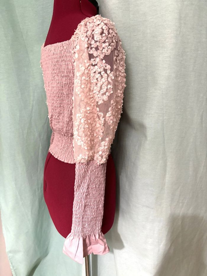 Petit haut rose avec fleurs cousues, resseré à la taille et aux poignets S/M - photo numéro 5