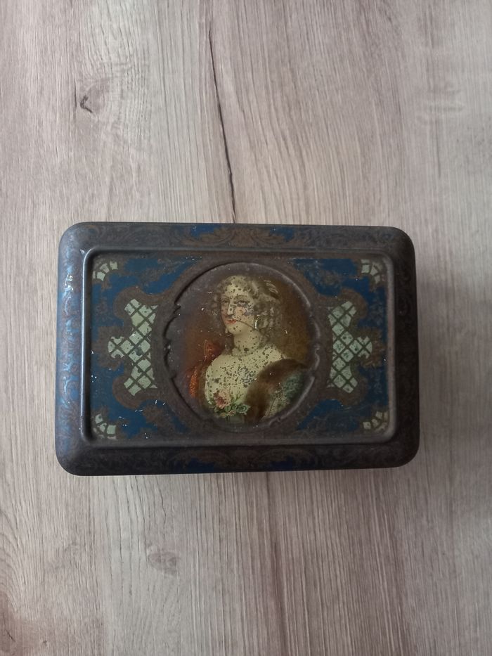 Boite en métal ancienne " Debray "