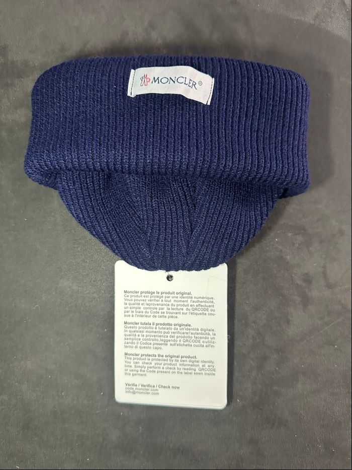 Bonnet Moncler – Bleu Marine Logo Blanc - photo numéro 2