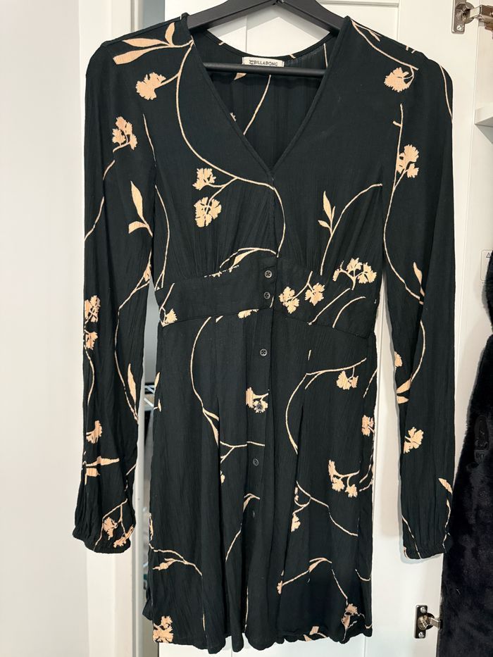 Robe billabong taille XS , 34 noir et fleurs