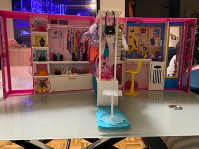 Lot Barbie (dressing,accessoires,poupées,voiture,scooter) - photo numéro 2