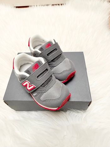 Baskets New Balance bébé – taille 20,5 – gris/rouge – Neuf avec étiquette