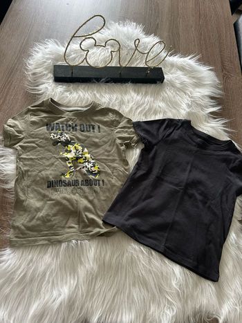 Lot de deux tee shirt 🥰 kiabi taille 4 ans  Le noir est en très bon état et le kaki en bon état