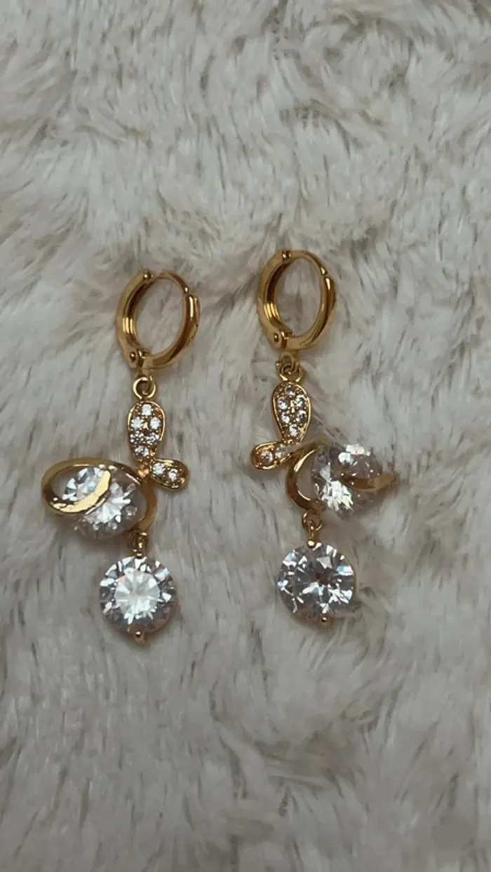 Boucles d’oreilles dorées pendantes avec strass brillants - photo numéro 3