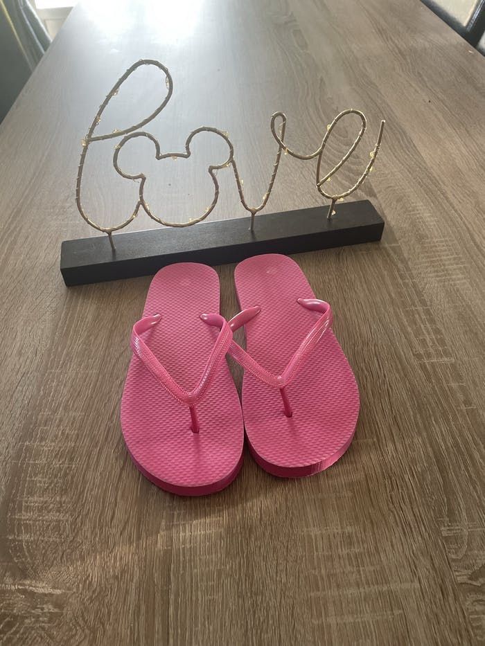 Très jolie paire de tong rose pointure 37/38