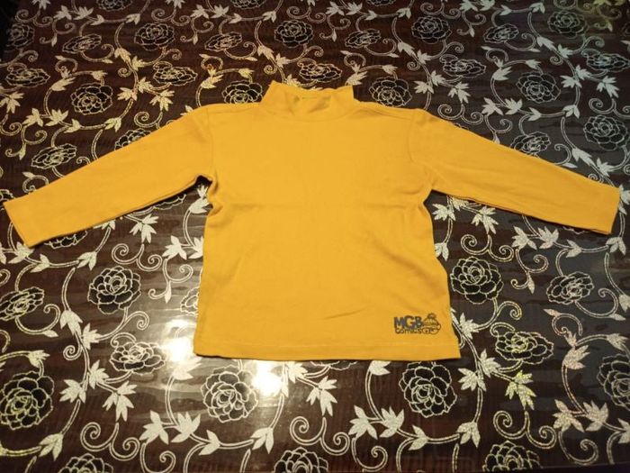 Pull col rond jaune imprimé MGB Comics
